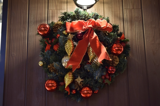 オーナメント付きクリスマスリース ゴールド 1個ビッグサイズのリースでクリスマスを華やかに リース 大きい 玄関 リボン付きのベルがたくさん付いています 造花 おしゃれ クリスマス