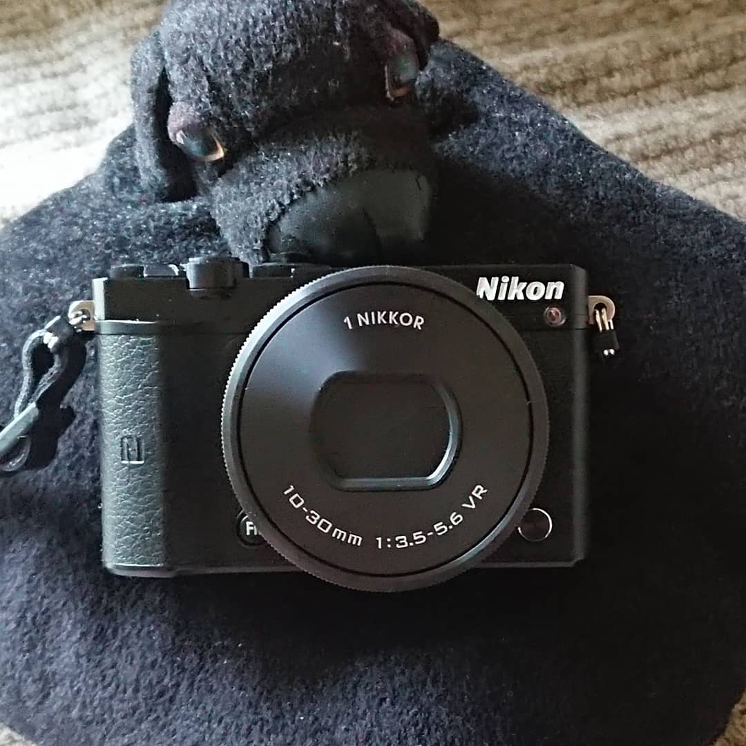 Nikon 1 J5 Wズームキット　ブラック　予備バッテリ&チャージャ付属